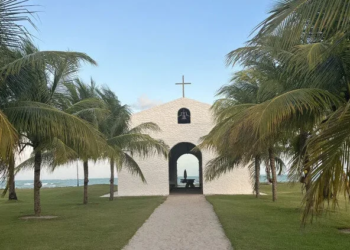 Capela dos Milagres celebra 10 anos como referência em casamentos de luxo à beira-mar no Brasil