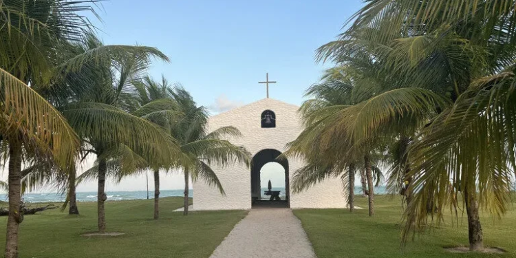 Capela dos Milagres celebra 10 anos como referência em casamentos de luxo à beira-mar no Brasil