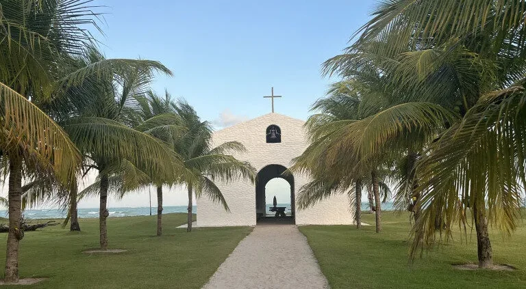 Capela dos Milagres celebra 10 anos como referência em casamentos de luxo à beira-mar no Brasil
