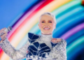 Xuxa emociona fãs ao estrear turnê com nave voadora, Paquitas reunidas e estádio lotado em São Paulo
