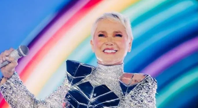 Xuxa emociona fãs ao estrear turnê com nave voadora, Paquitas reunidas e estádio lotado em São Paulo