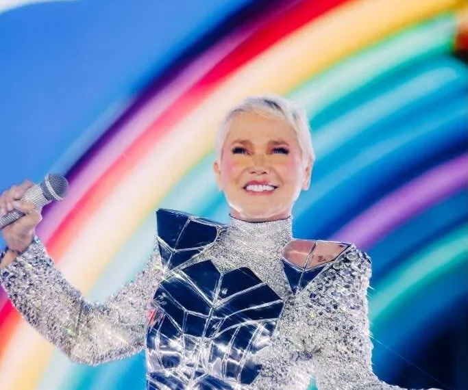 Xuxa emociona fãs ao estrear turnê com nave voadora, Paquitas reunidas e estádio lotado em São Paulo