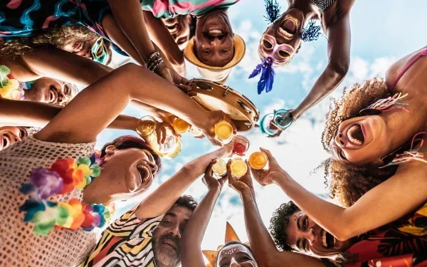 Sai o futebol, entra a folia: Festival Em Casa transforma a eliminação do Brasil em micareta no Parque da Cidade