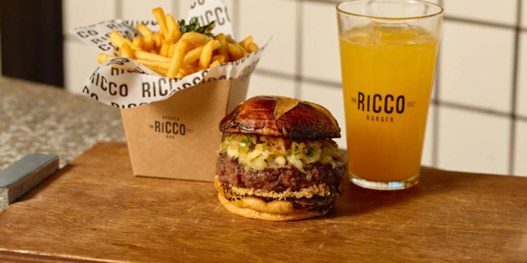 Ricco Burger Noroeste transmite jogos da Copa e convida o público para uma experiência de parrilla durante o campeonato