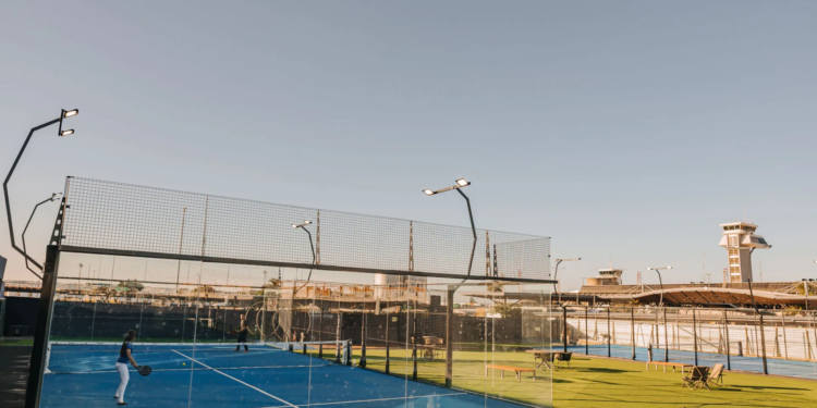 Aeroporto de Brasília recebe arena inédita de padel com programação esportiva e experiências para o público
