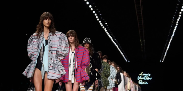 Paris Fashion Week divulga calendário oficial com Chanel, Dior, Valentino e estreias aguardadas