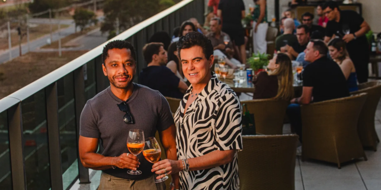 Tiago Correia e Wellington Marques recebem amigos em happy hour de inverno no Noroeste