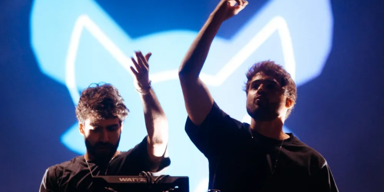 Na Praia Festival mistura música eletrônica, axé e customização de abadás no décimo fim de semana