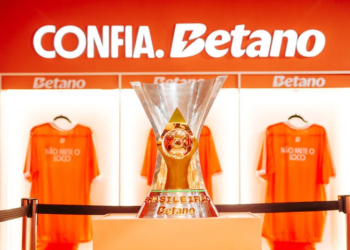 Taça do Brasileirão Betano desembarca no Na Praia e vira atração para o público do festival