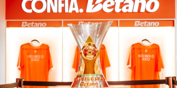 Taça do Brasileirão Betano desembarca no Na Praia e vira atração para o público do festival