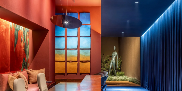Três Arquitetura transforma bilheteria da CASACOR Brasília em experiência cênica