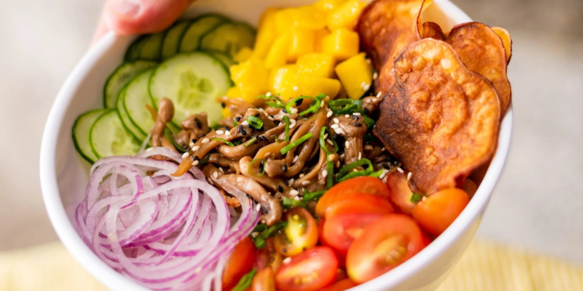 Aloha Ni Hao e Cumbuco Saladeria apostam em pratos leves para enfrentar a seca de Brasília