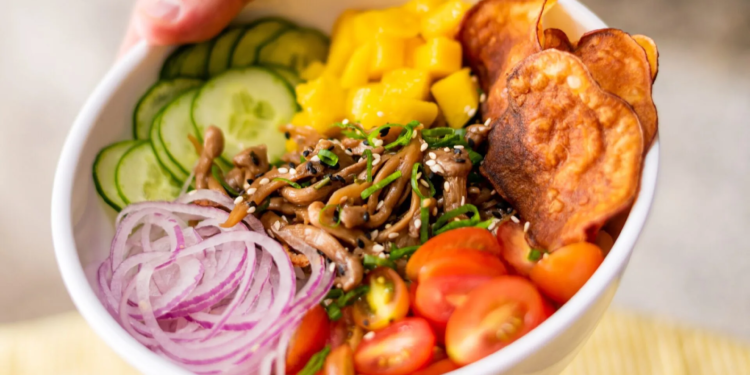 Aloha Ni Hao e Cumbuco Saladeria apostam em pratos leves para enfrentar a seca de Brasília