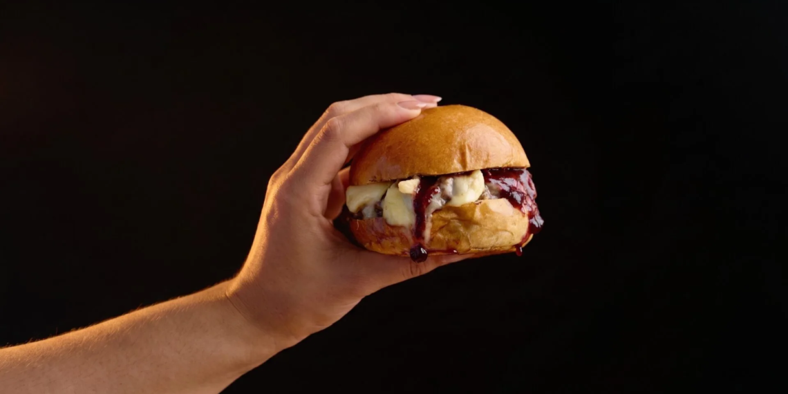 Ricco Burger aposta no contraste entre brie e mirtilo em novo burger de edição limitada