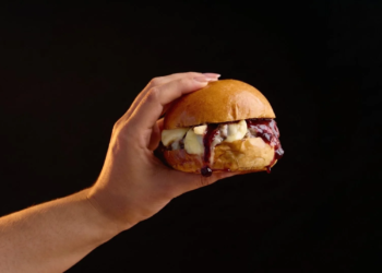 Ricco Burger aposta no contraste entre brie e mirtilo em novo burger de edição limitada