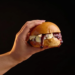 Ricco Burger aposta no contraste entre brie e mirtilo em novo burger de edição limitada