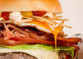 T.T. Burger celebra 13 anos com X T.êT.udo e nova sobremesa em parceria com Bolo da Ivone