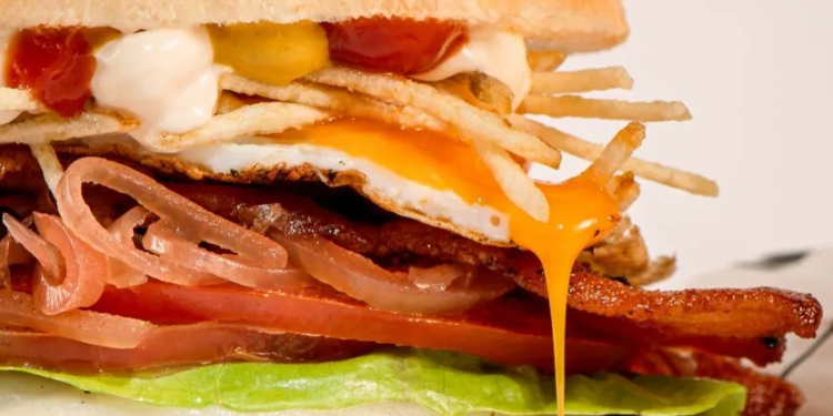 T.T. Burger celebra 13 anos com X T.êT.udo e nova sobremesa em parceria com Bolo da Ivone