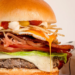 T.T. Burger celebra 13 anos com X T.êT.udo e nova sobremesa em parceria com Bolo da Ivone