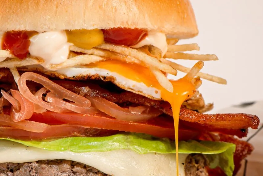 T.T. Burger celebra 13 anos com X T.êT.udo e nova sobremesa em parceria com Bolo da Ivone