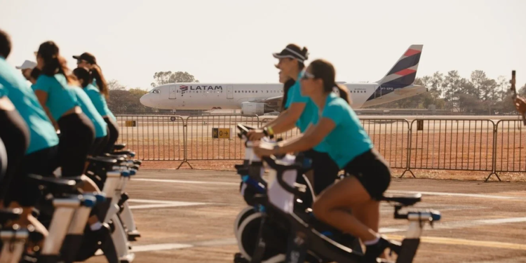 Aeroporto de Brasília transforma pátio de aeronaves em cenário para experiência inédita de spinning