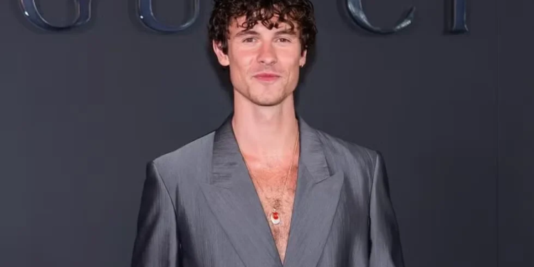Shawn Mendes inaugura nova fase na Gucci com estilo mais ousado e olhar renovado para a moda