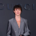 Shawn Mendes inaugura nova fase na Gucci com estilo mais ousado e olhar renovado para a moda