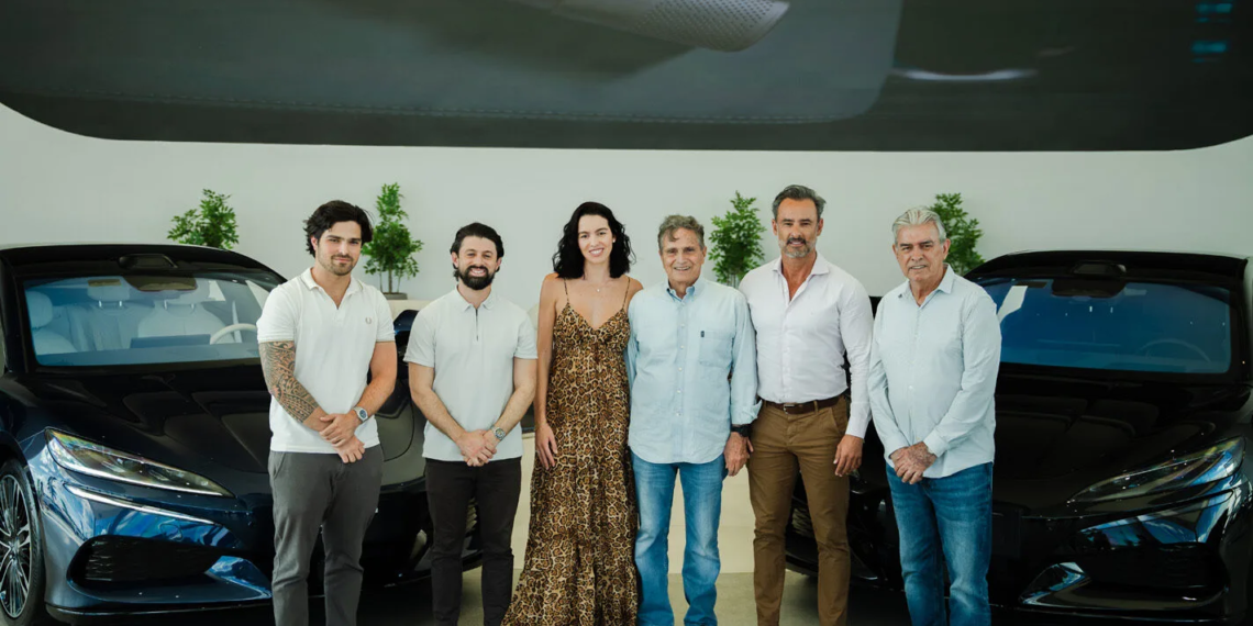 Em Brasília: Nelson Piquet presenteia a esposa Cristia Piquet com o primeiro Denza Z9 Gt do país