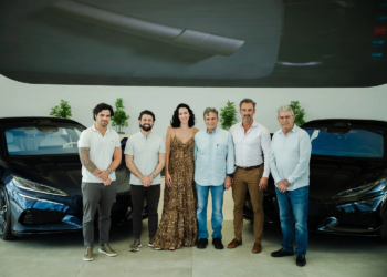 Em Brasília: Nelson Piquet presenteia a esposa Cristia Piquet com o primeiro Denza Z9 Gt do país