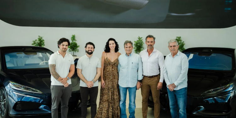 Em Brasília: Nelson Piquet presenteia a esposa Cristia Piquet com o primeiro Denza Z9 Gt do país