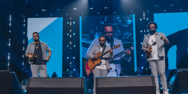 Grupo Revelação e Xande de Pilares levam reencontro histórico ao Na Praia Festival