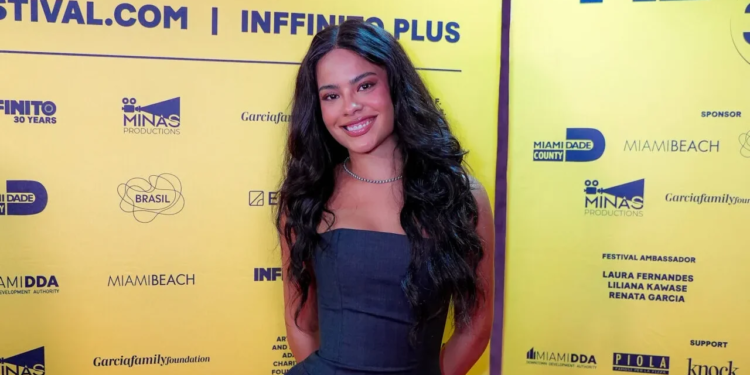 Bella Campos leva estreia no cinema a Miami e aposta em look exclusivo da Mondepars