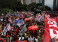 Atos pró-Lula e em defesa da democracia reúnem manifestantes em Brasília e no Rio