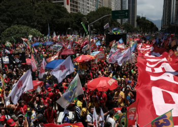 Atos pró-Lula e em defesa da democracia reúnem manifestantes em Brasília e no Rio