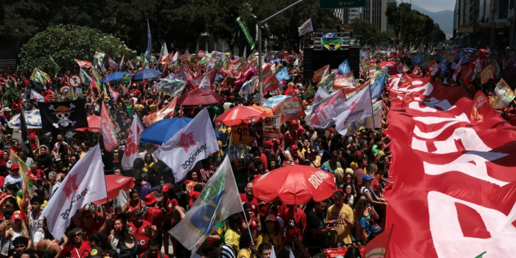 Atos pró-Lula e em defesa da democracia reúnem manifestantes em Brasília e no Rio