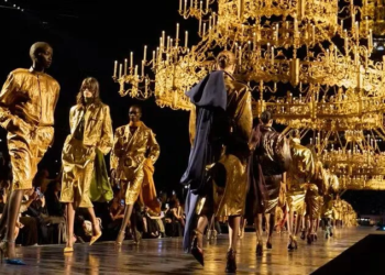 Saint Laurent revisita seus códigos em desfile marcado por uma década de Anthony Vaccarello