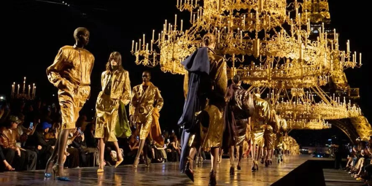 Saint Laurent revisita seus códigos em desfile marcado por uma década de Anthony Vaccarello